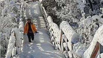 Moraima, la turista de Puerto Rico que gracias al intrépido traxista de El Calafate, pudo ir a ver el glaciar Perito Moreno antes de tomarse el avión de vuelta. Moraima, la turista de Puerto Rico que gracias al intrépido traxista de El Calafate, pudo ir a ver el glaciar Perito Moreno antes de tomarse el avión de vuelta.
