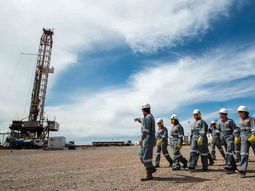 Vaca Muerta emerge como hub energético en Patagonia, impulsando salarios atractivos para ingenieros y supervisores. Vaca Muerta emerge como hub energético en Patagonia, impulsando salarios atractivos para ingenieros y supervisores.