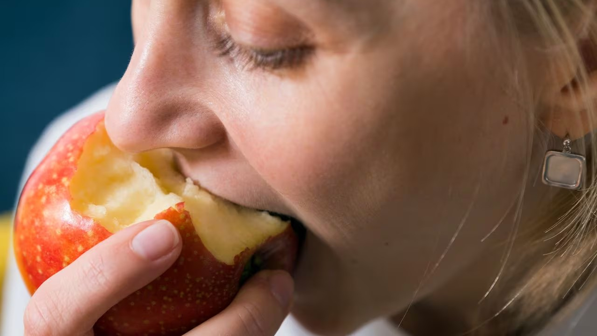 comer una manzana por día es (muy) bueno para la salud thumbnail