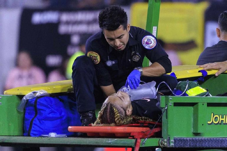 Una futbolista se desmayó y tuvo que ser operada de urgencia, pero el partido siguió