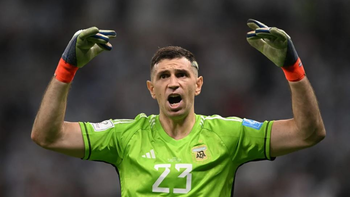 Salió una ley a la medida de lo que pidió Francia después de la definición del Mundial. El cambio reglamentario parece destinado exclusivamente al Dibu Martínez. Salió una ley a la medida de lo que pidió Francia después de la definición del Mundial. El cambio reglamentario parece destinado exclusivamente al Dibu Martínez.