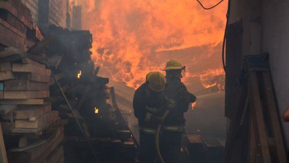 Bomberos trabajaron durante horas para controlar el fuego. Primero, los vecinos aportaron ayuda con baldes.