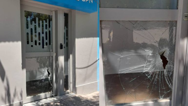 Los delincuentes destrozaron la puerta de ingreso del cajero BPN.