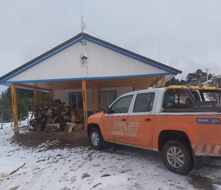Tras 12 horas de búsqueda, encontraron a dos trabajadores varados en la nieve