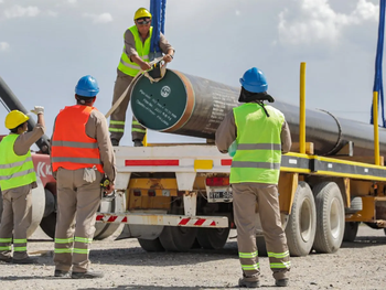 Alberto Weretilneck aseguró que los acuerdos con YPF y los proyectos de GNL posicionan a Río Negro como provincia exportadora. Alberto Weretilneck aseguró que los acuerdos con YPF y los proyectos de GNL posicionan a Río Negro como provincia exportadora.