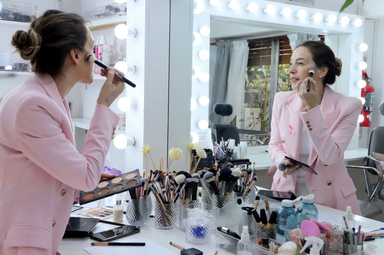 A través del maquillaje, Noel Apis devuelve las sonrisas a pacientes con cáncer