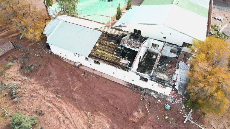 La postal aérea tomada demuestra el estado en el que permanece la Escuela 144 de Aguada San Roque a un año de la explosión.