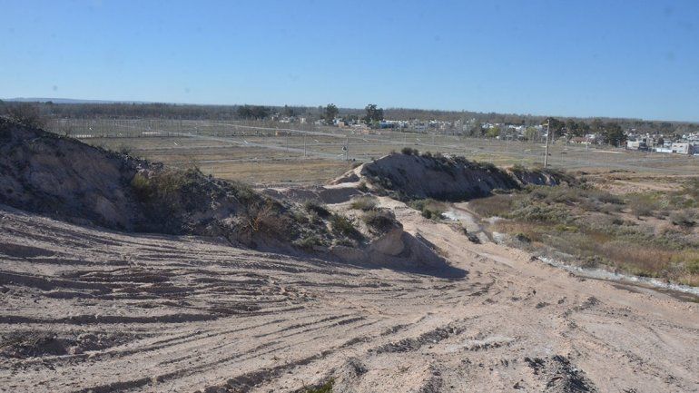 Pechi vende lotes de Bardas Norte y Riva lo denunciará