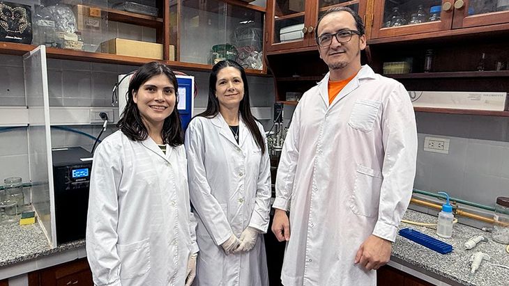 Agustina Viltes Sánchez, becaria del CONICET, Verónica Irazusta, directora técnica del proyecto con Ledesma, y Mariano Rivero integrante del proyecto LEDESMA - CONICET del Laboratorio de Aguas y Suelos del INIQUI. Agustina Viltes Sánchez, becaria del CONICET, Verónica Irazusta, directora técnica del proyecto con Ledesma, y Mariano Rivero integrante del proyecto LEDESMA - CONICET del Laboratorio de Aguas y Suelos del INIQUI.