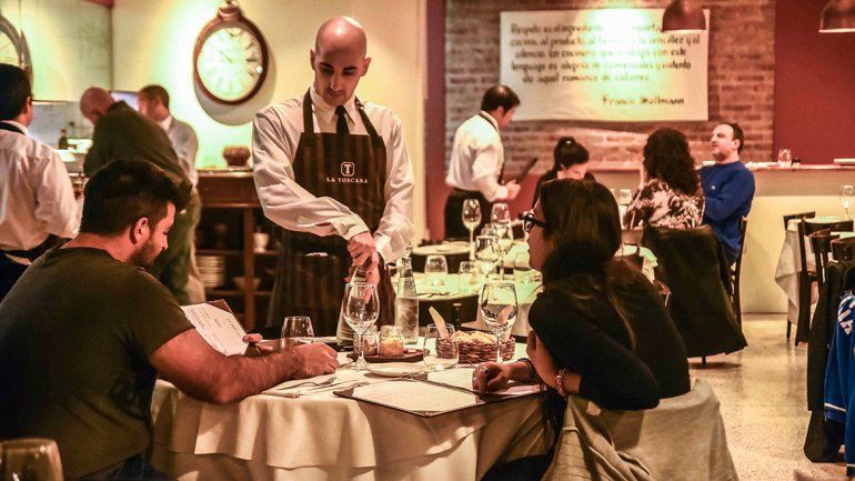 Cenar afuera durante Año Nuevo sale un 40 por ciento más