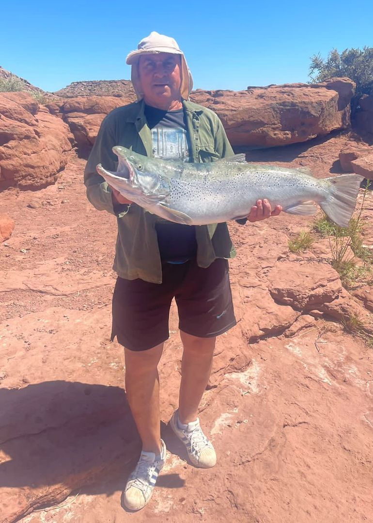 Un pescador sacó una trucha de casi 9 kilos en el Mari Menuco