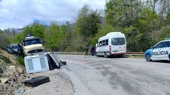 En una curva de la Ruta 7 Lagos un camión perdió un transformador que de milagro no aplastó a una combi. En una curva de la Ruta 7 Lagos un camión perdió un transformador que de milagro no aplastó a una combi.