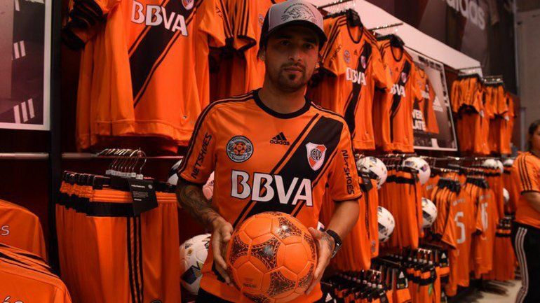 En honor al Beto Alonso y el triunfo a Boca, River presentó su nueva camiseta