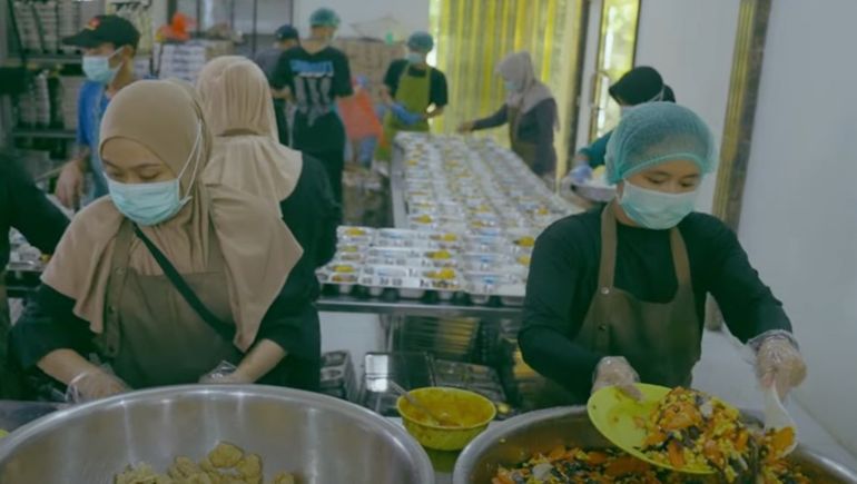 Intoxicación masiva en Indonesia: más de 360 personas con síntomas tras comer almuerzos escolares gratuitos