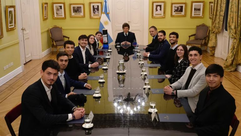 Orgullo argentino: estudiantes ganaron un certamen respaldado por la NASA y fueron recibidos por Javier Milei