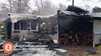 Un feroz incendio consumió una vivienda a 15 km de San Martín. Un feroz incendio consumió una vivienda a 15 km de San Martín.