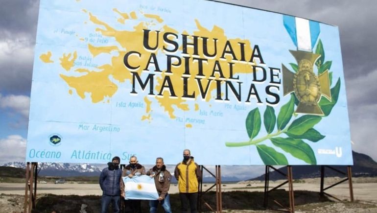 Ushuaia capital de las Malvinas: el cartel inaugurado en 2021 en Tierra del Fuego.