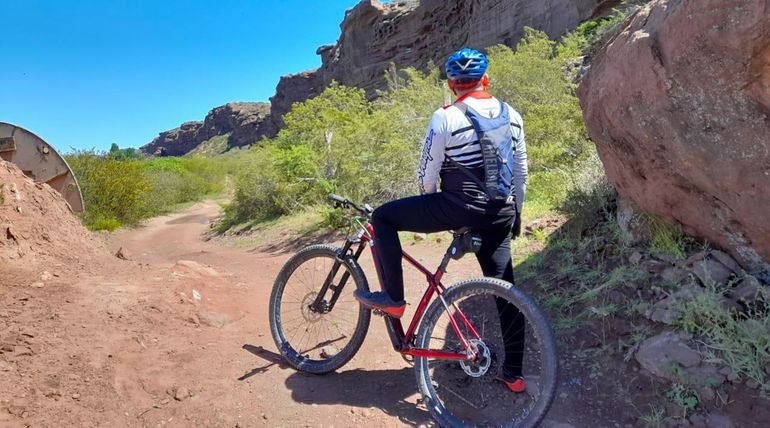 El circuito del Cañadón del Cocodrilo en Villa El Chocón tiene 21 kilómetros y es de mediana dificultad. El circuito del Cañadón del Cocodrilo en Villa El Chocón tiene 21 kilómetros y es de mediana dificultad.