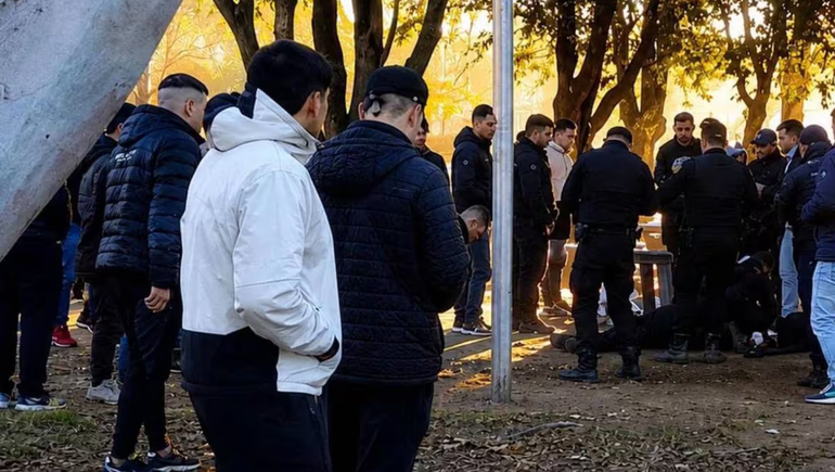 El efectivo quiso intervenir en una pelea y recibió varios golpes en la cabeza. Foto: La Nación.