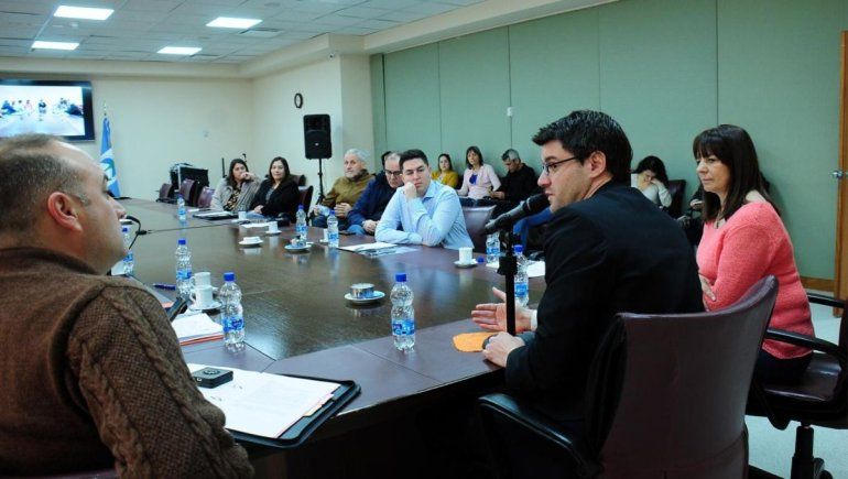 El defensor José María Maitini junto a la Comisión de Legislación de Asuntos Constitucionales y Justicia de la Legislatura provincial. El defensor José María Maitini junto a la Comisión de Legislación de Asuntos Constitucionales y Justicia de la Legislatura provincial.