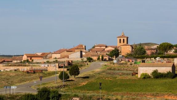 En España, iniciativas como la de Arenillas buscan frenar la despoblación rural con vivienda gratuita y empleo asegurado.