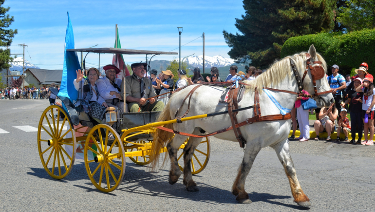 Un carro en un desfile tradicional realizado en Trevelin. Un carro en un desfile tradicional realizado en Trevelin.