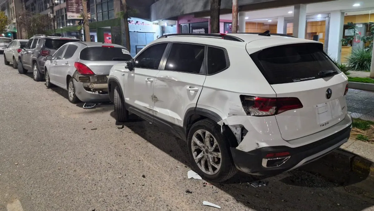 Giró en U en una importante calle de Neuquén, chocó una camioneta 0 Km y se dio a la fuga