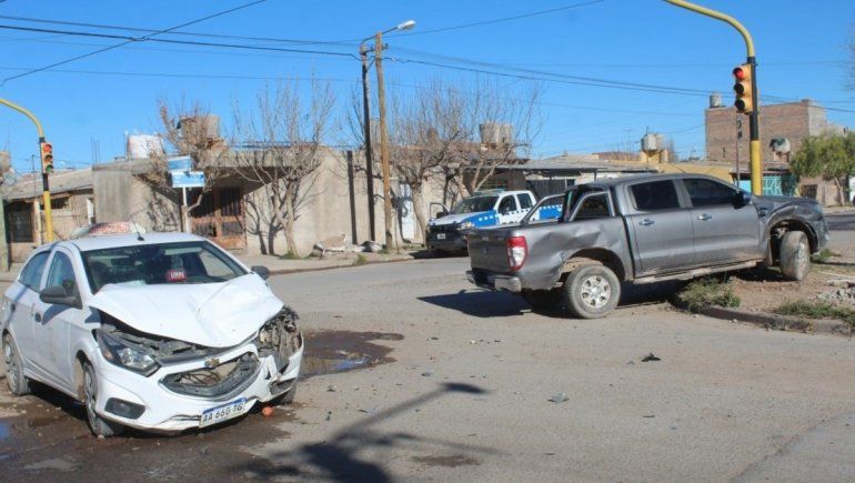 Conductor borracho se llevó puesto un taxi: el alcoholímetro arrojó 2,13