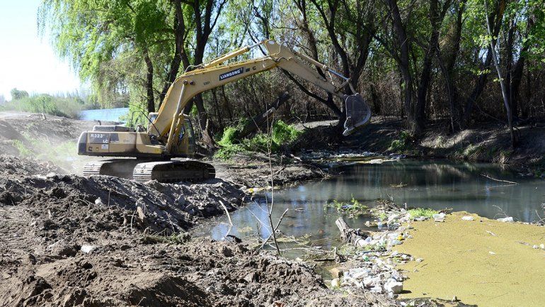 Sacaron 35 camiones con mugre del arroyo Villa María