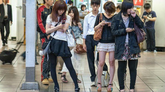 Las autoridades están preocupadas porque la población envejece y la tasa de natalidad es baja. No entienden por qué los jóvenes le esquivan al sexo.