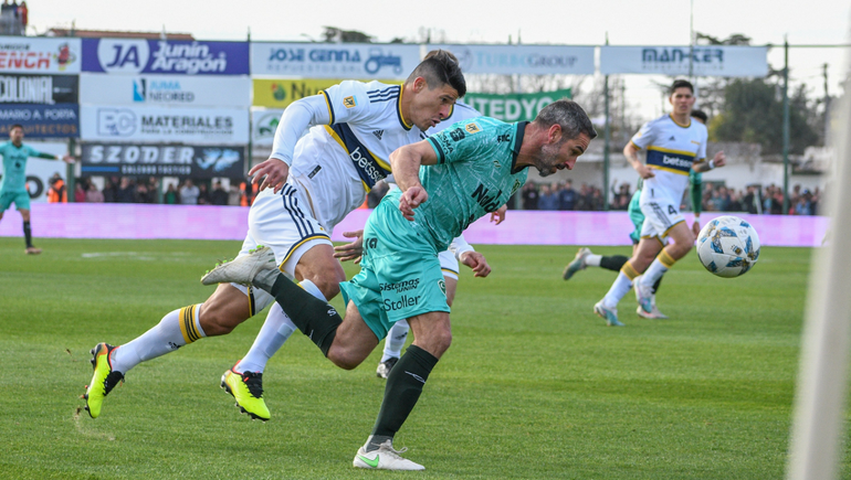 Benedetto erró un penal y Boca perdió en Junín con Sarmiento