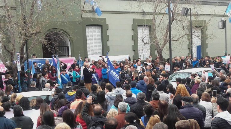 Familias se movilizaron a Casa de Gobierno en apoyo al colegio AMEN