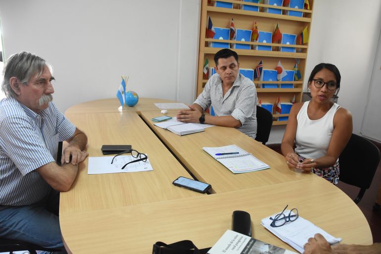 Enrique Mases, subsecretario de Relaciones Internacionales de la UNCo, Santiago Briceño, Director General de la Administración Académica, y Cyntia Olartes, a cargo del área de Movilidad Internacional.