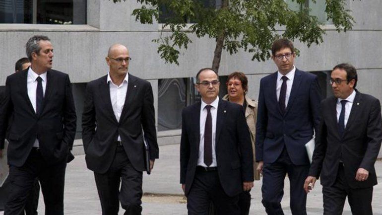 Justicia española envía a prisión a ocho integrantes del Gobierno catalán