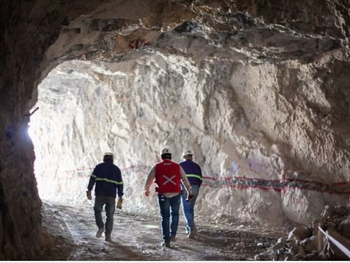 Mina de oro en precordillera sanjuanina al atardecer, simbolizando el renacer de proyectos medianos.