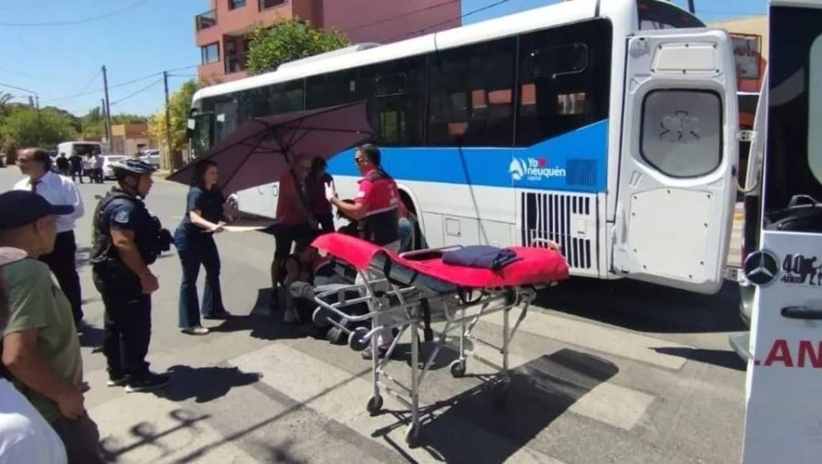 Un Cole atropelló pisó las piernas de una mujer y generó lesiones gravísimas.