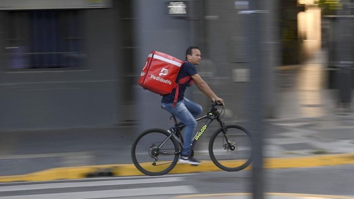 El empleo formal cae mientras crecen los monotributistas y el trabajo informal, que ya supera los 8 millones de personas. La recuperación económica no logra frenar la precarización laboral. El empleo formal cae mientras crecen los monotributistas y el trabajo informal, que ya supera los 8 millones de personas. La recuperación económica no logra frenar la precarización laboral.