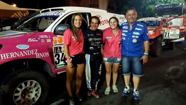 Alicia Reina acompañada por su familia en el rally Dakar.