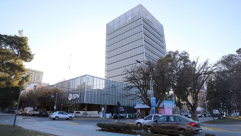 Estatales de Neuquén cobran sueldos de enero con aumento: cuál es la fecha de pago