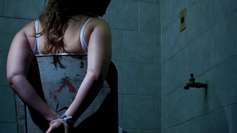 Hasta llegó a interceptarla en la calle a pesar de la restricción que tenía.