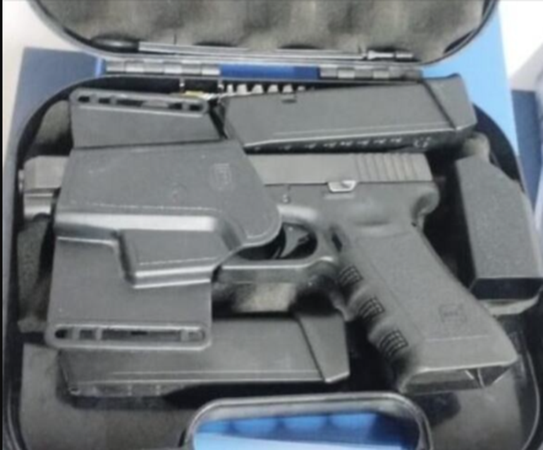 El estuche hallado en la camioneta, con una pistola y dos cargadores. El estuche hallado en la camioneta, con una pistola y dos cargadores.