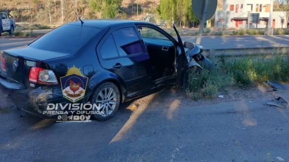 Volvía borracho de bailar y tuvo un fuerte choque contra un guardarraíl