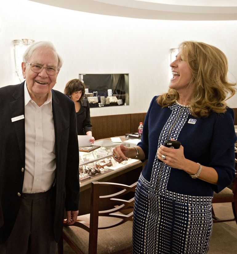 Warren Buffet junto a Mary Rhinehart