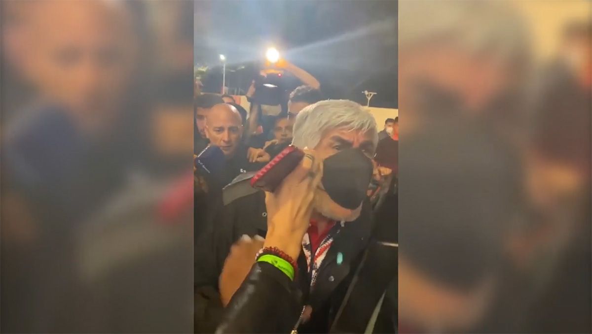 Arde Independiente: Hugo Moyano se cruzó con un hincha tras el empate ante Aldosivi