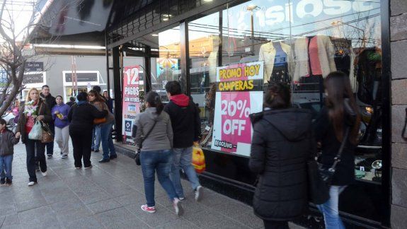 El consumo en Neuquén cayó en estos meses, pero el sector petrolero sigue empujando los precios.