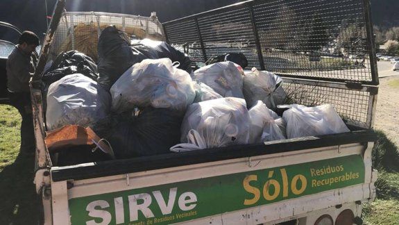 Sacaron 300 kilos de basura de la costanera del Lácar