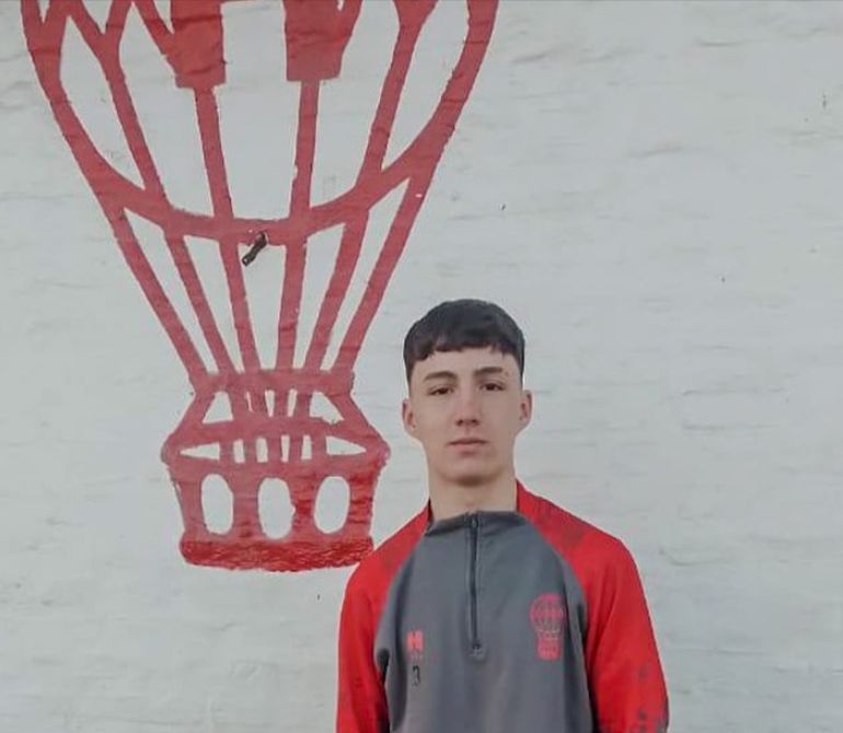 Mariano Ragel fue fichado para sumarse a las inferiores de Huracán, el "sexto grande" del fútbol argentino. Mariano Ragel fue fichado para sumarse a las inferiores de Huracán, el "sexto grande" del fútbol argentino.