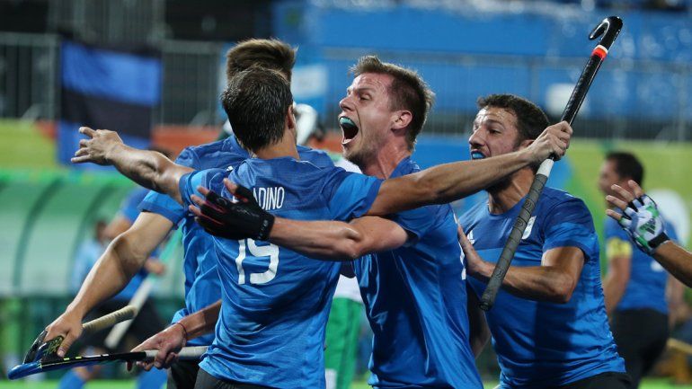 El equipo de hockey masculino venció 3-2 a los europeos en la última fecha de la fase de grupos y clasificó a la siguiente instancia.