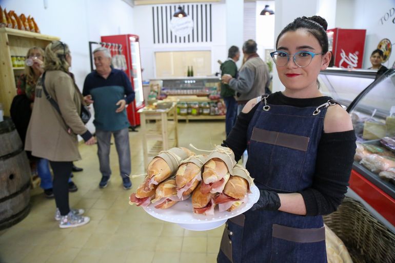 Abrió una nueva fiambrería en Neuquén y regaló sándwiches para todos