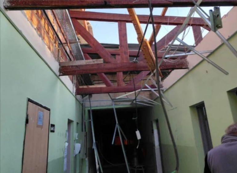El desastre que generaron los vientos y una obra precaria en la Secundaria de Comodoro Rivadavia. El desastre que generaron los vientos y una obra precaria en la Secundaria de Comodoro Rivadavia.